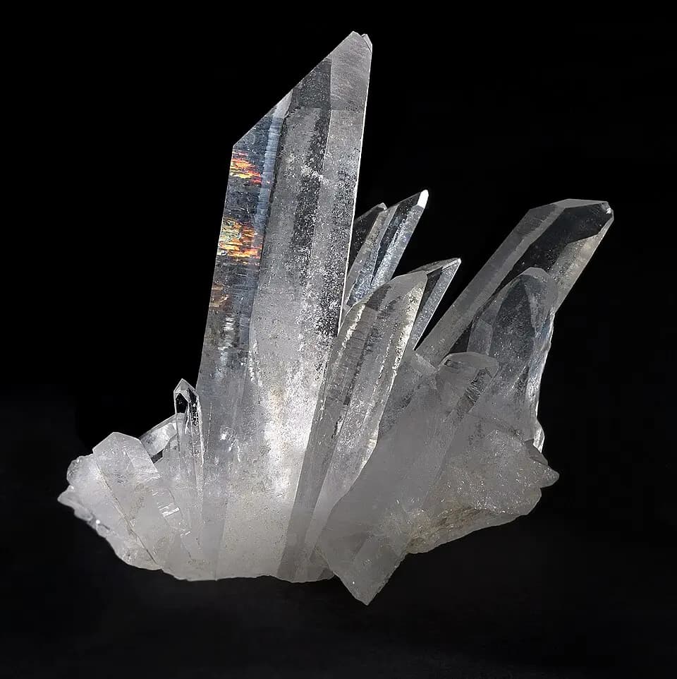 Groupe de cristaux de quartz incolores, prismatiques, terminés par des pyramides.
