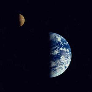 Figure 1:&nbsp;couple Terre-Lune vu par la sonde Galileo on 1990 depuis une distance de 6 millions de kilomètres. Crédit : JPL/NASA